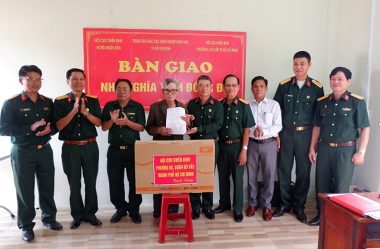 Bàn giao nhà Nghĩa tình đồng đội cho hội viên Cựu chiến binh có hoàn cảnh khó khăn